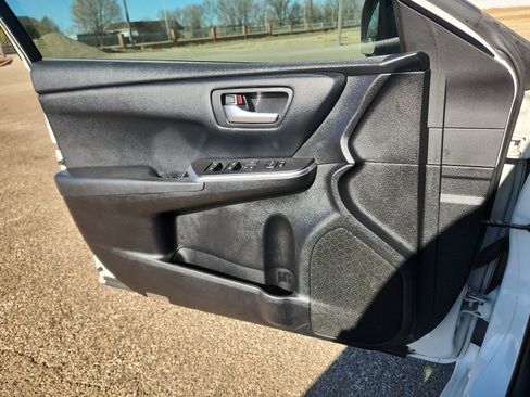 Used 2016 Toyota Camry XLE image 12