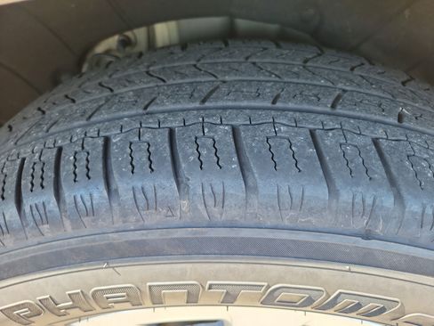 Used 2023 Kia Carnival LX image 27