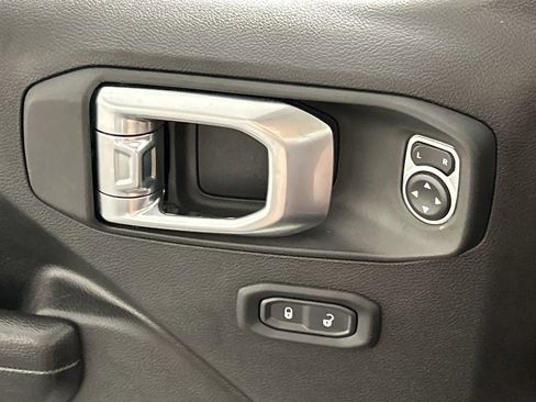 Used 2023 Jeep Gladiator Mojave AWD/4WD image 18