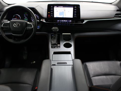Used 2023 Toyota Sienna XSE FWD image 32