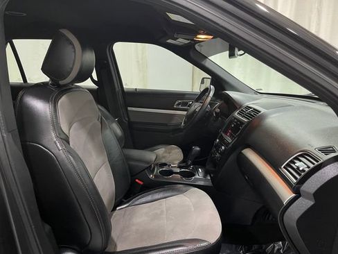Used 2017 Ford Explorer XLT w/ Equipment Group 202A image 31