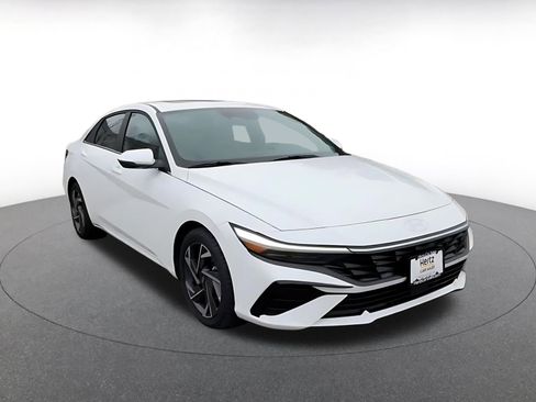 Used 2025 Hyundai Elantra Limited image 3