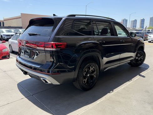 Used 2024 Volkswagen Atlas Peak Edition SEL AWD/4WD image 4