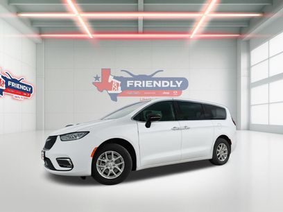 New 2026 Chrysler Pacifica Select