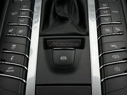 Used 2020 Porsche Macan Turbo image 30