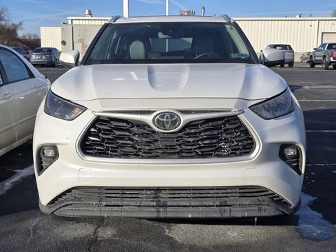 Used 2022 Toyota Highlander XLE image 2
