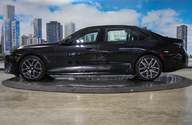 Used 2027 BMW i7 xDrive50 w/ M Sport Package AWD/4WD image 4