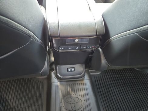 Used 2020 Toyota Highlander XLE AWD/4WD image 11