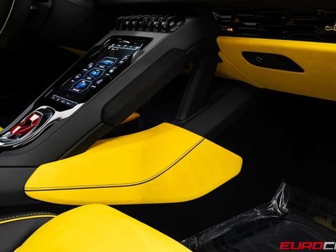 Used 2022 Lamborghini Huracan EVO image 33