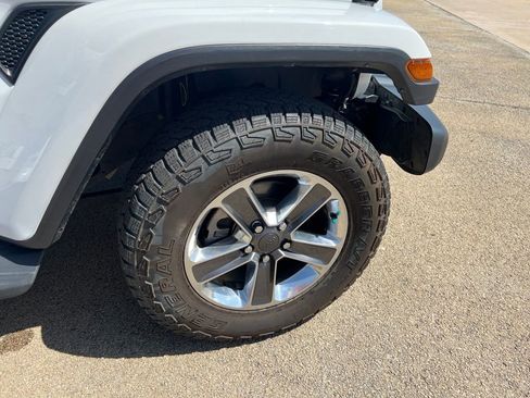 Used 2020 Jeep Wrangler Unlimited Sahara w/ Dual Top Group AWD/4WD image 12
