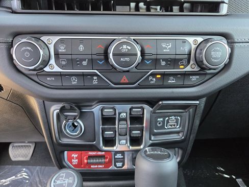 New 2025 Jeep Gladiator Rubicon image 13