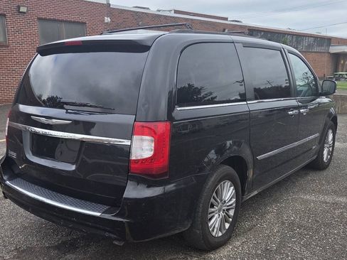 Used 2016 Chrysler Town & Country Touring-L FWD image 6