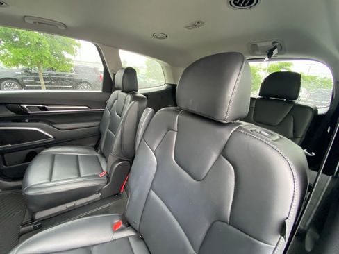 Used 2025 Kia Telluride S FWD image 25