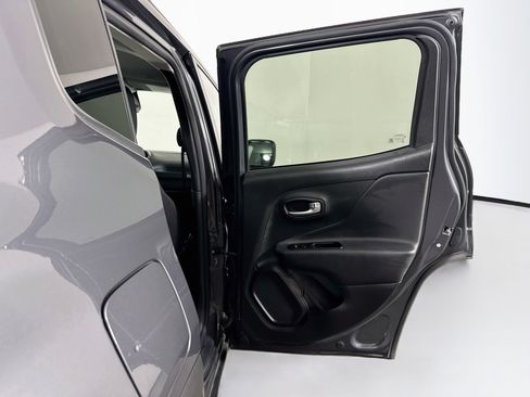Used 2022 Jeep Renegade Latitude w/ Convenience Group AWD/4WD image 29