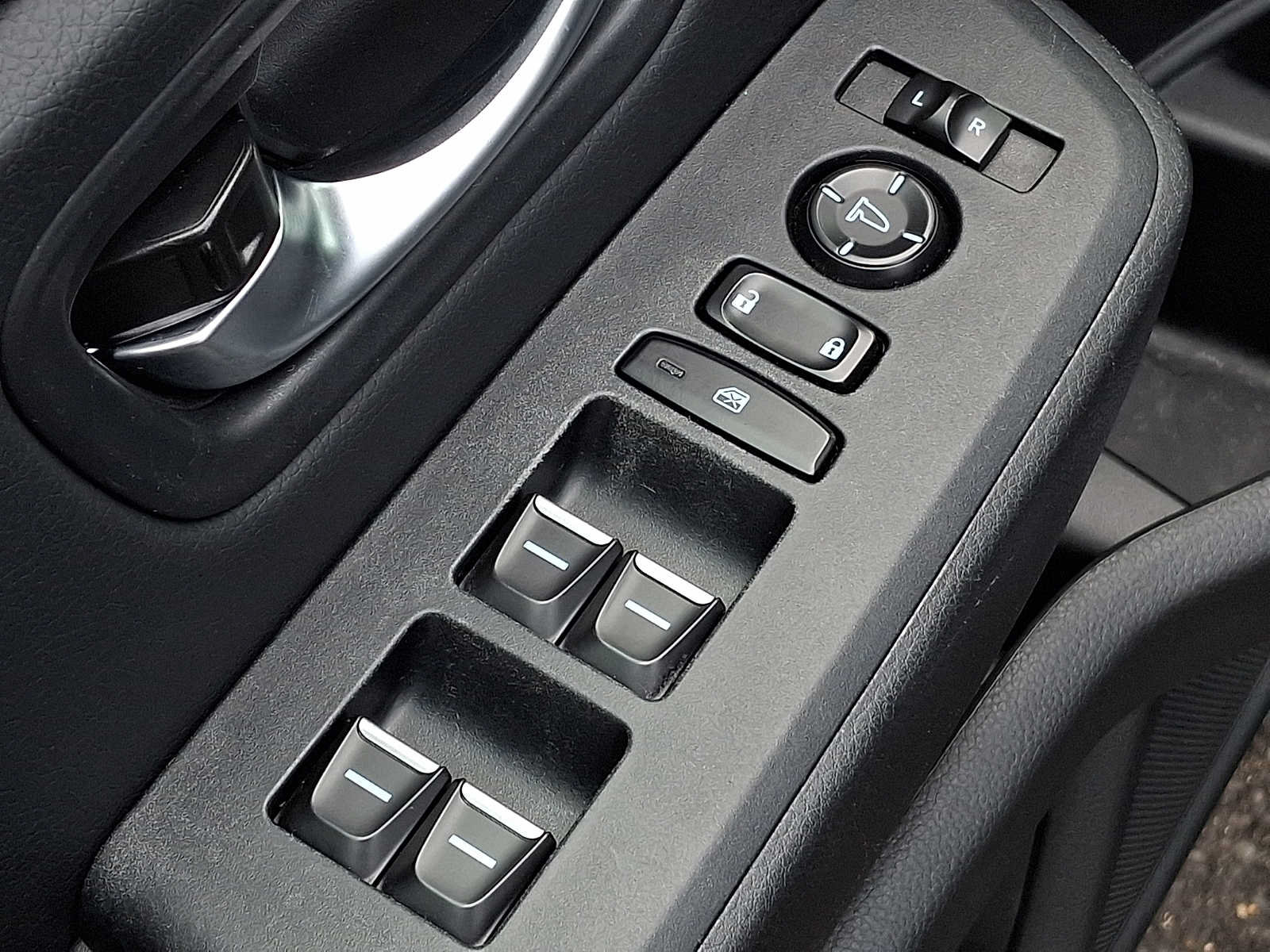 Used 2025 Honda Pilot Sport image 24