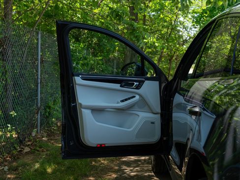 Certified 2025 Porsche Macan AWD/4WD image 20