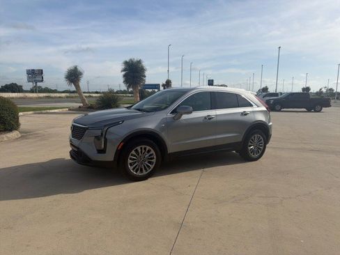 Used 2025 Cadillac XT4 Premium Luxury FWD image 3