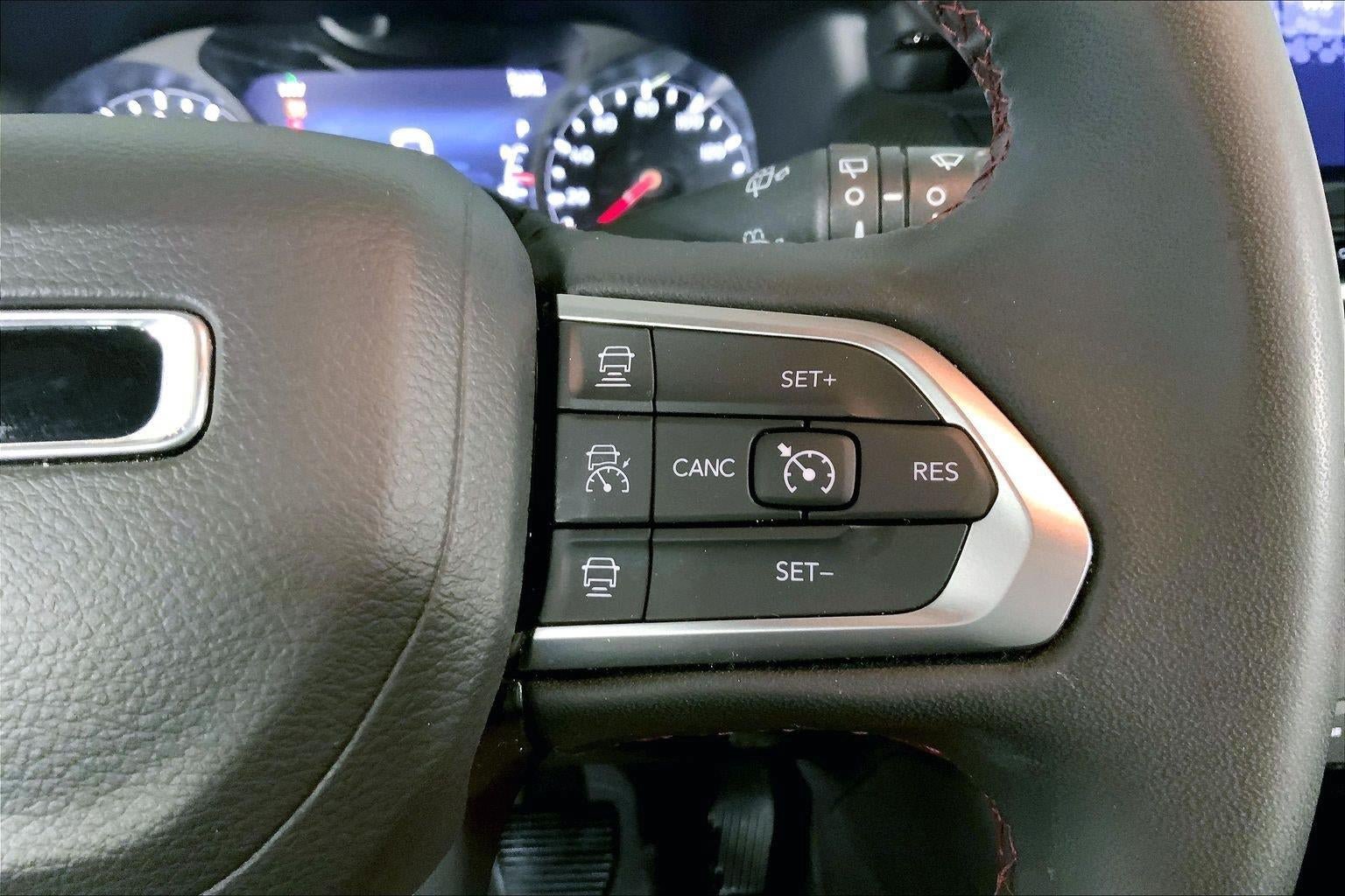 Used 2025 Jeep Compass Trailhawk AWD/4WD image 19