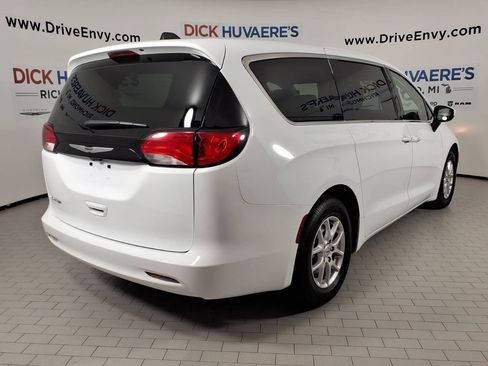 Used 2023 Chrysler Voyager LX FWD image 4