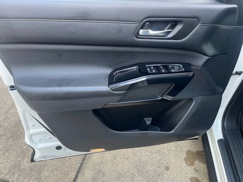 Used 2022 Nissan Pathfinder SV FWD image 12