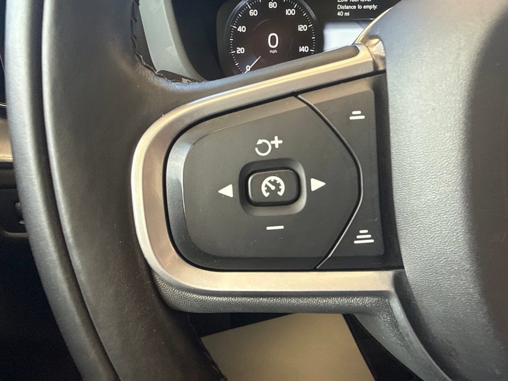 Used 2019 Volvo XC60 T5 Momentum w/ Multimedia Package AWD/4WD image 18