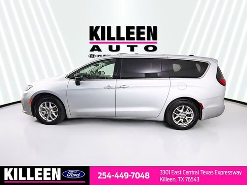 Used 2024 Chrysler Pacifica Touring-L image 4