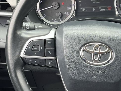 Used 2024 Toyota Highlander LE FWD image 12