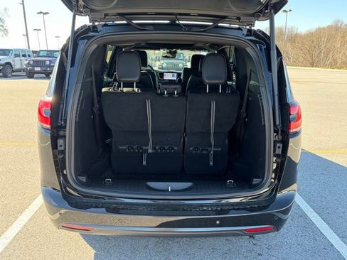 New 2026 Chrysler Pacifica Select w/ S Appearance Package FWD image 7