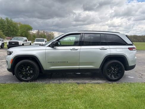 Used 2024 Jeep Grand Cherokee Altitude AWD/4WD image 10