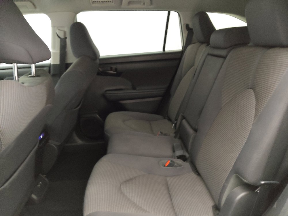 Used 2021 Toyota Highlander LE AWD/4WD image 18