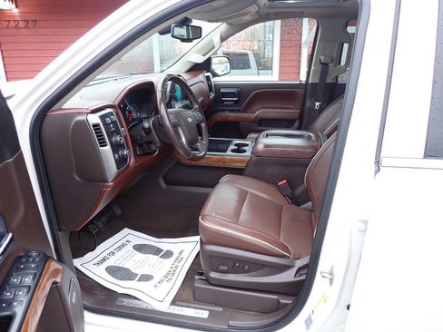 Used 2015 Chevrolet Silverado 1500 High Country w/ High Country Premium Package AWD/4WD image 7