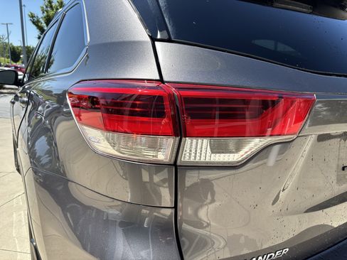 Used 2019 Toyota Highlander XLE AWD/4WD image 12