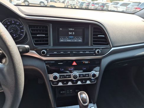 Used 2020 Hyundai Elantra SE w/ Winter Weather Package FWD image 24