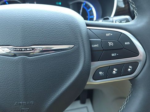 Certified 2022 Chrysler Pacifica Limited FWD image 33