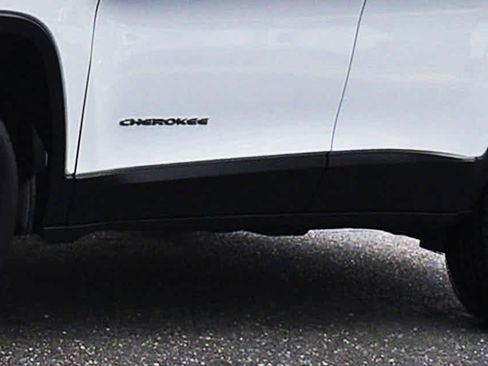 Used 2016 Jeep Cherokee Limited w/ Luxury Group image 24