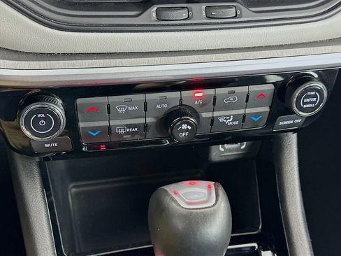 Used 2025 Jeep Compass Limited image 23