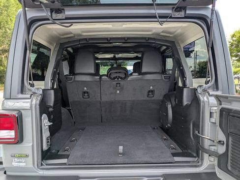 Used 2023 Jeep Wrangler Unlimited Rubicon w/ Cold Weather Group AWD/4WD image 13