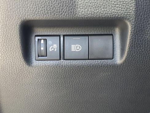 Used 2022 Toyota RAV4 XLE AWD/4WD image 17