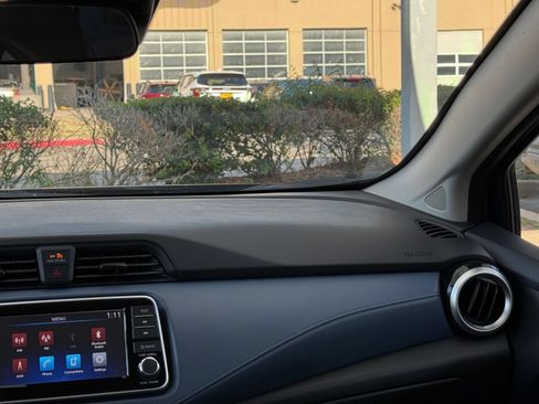 Used 2025 Nissan Versa SV FWD image 34
