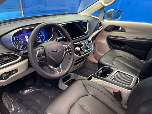 Used 2022 Chrysler Pacifica Touring-L FWD image 11