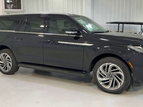 New 2026 Lincoln Navigator L Premier AWD/4WD image 3