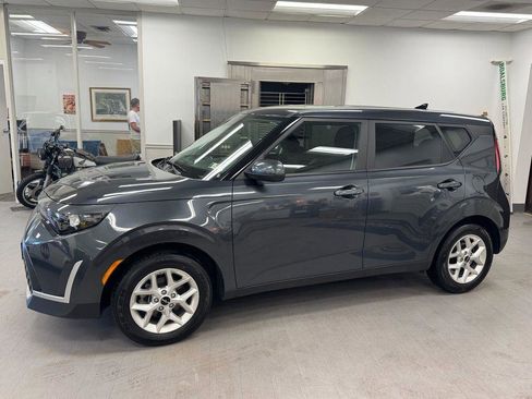 Used 2025 Kia Soul LX w/ LX Technology Package image 2