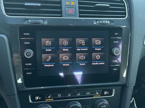 Used 2019 Volkswagen e-Golf SE w/ Driver Assistance Package image 25