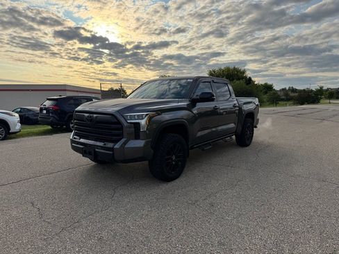 Used 2025 Toyota Tundra Limited AWD/4WD image 11