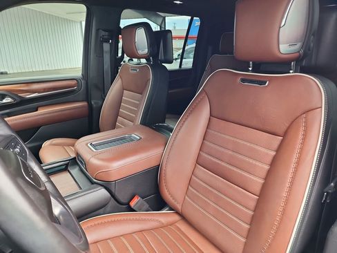 Used 2023 GMC Yukon XL Denali Ultimate AWD/4WD image 17