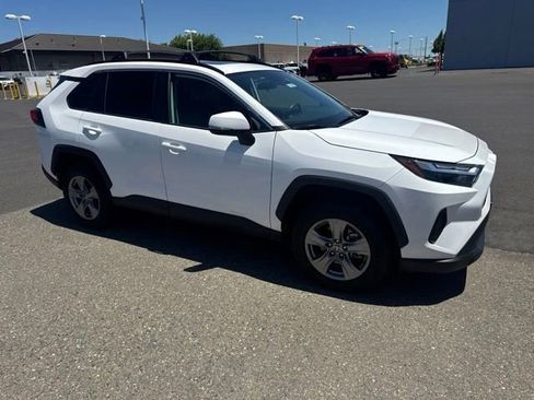 Used 2024 Toyota RAV4 XLE AWD/4WD image 5