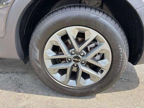 Used 2025 Kia Telluride LX FWD image 9