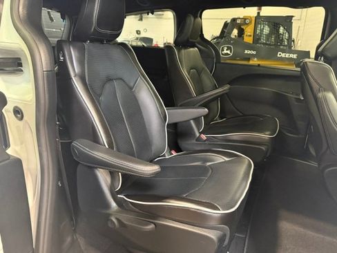 Used 2023 Chrysler Pacifica Limited w/ Uconnect Theater Family Group FWD image 13