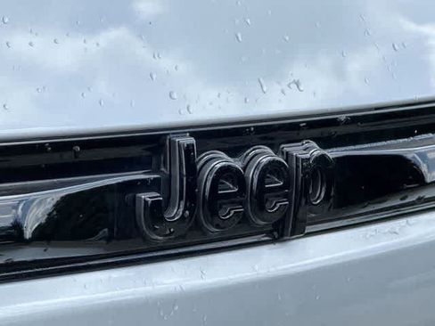 Used 2023 Jeep Grand Cherokee Altitude AWD/4WD image 19