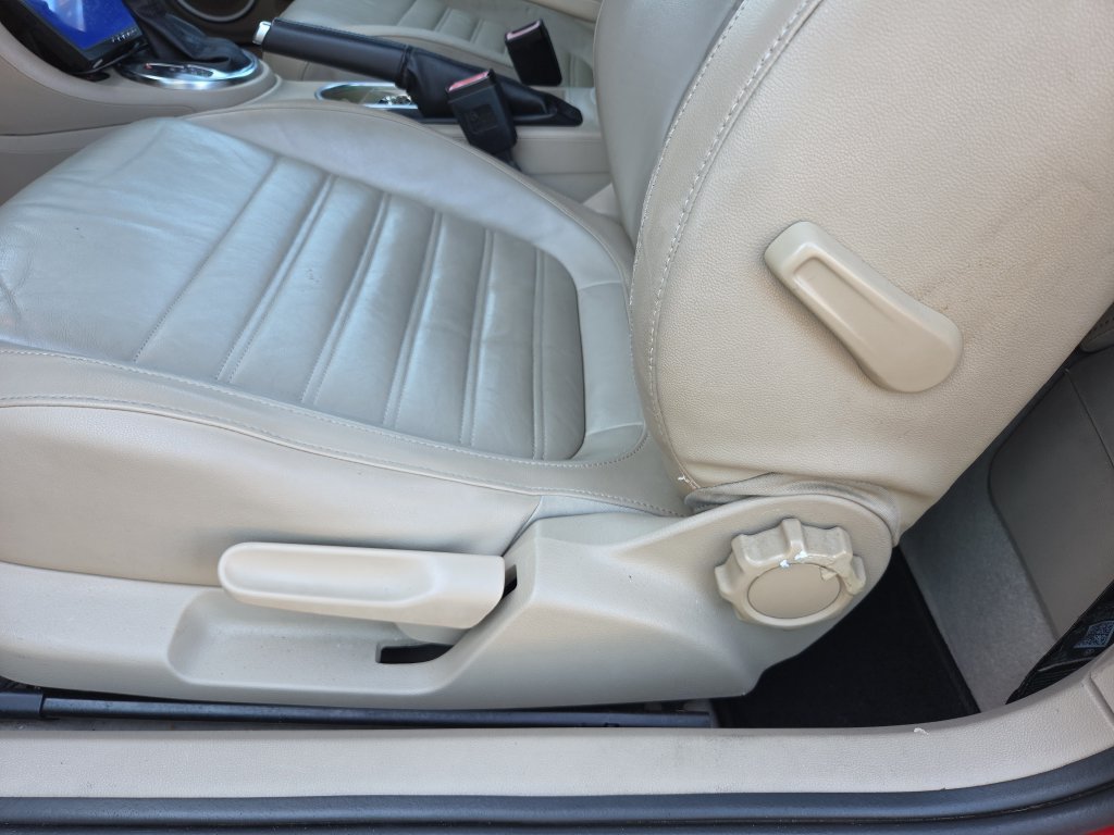 Used 2013 Volkswagen Beetle Turbo FWD image 12